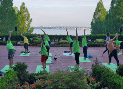 group-yoga-pose-with-Mindy-1_400x300