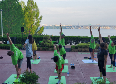 group-yoga-pose-with-Mindy-2_400x300